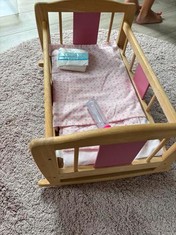 Houten poppenbedje inc accesoires beschikbaar voor biedingen