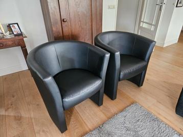 2 stuks zwarte Lederlook Kuipstoelen - Zo Goed Als Nieuw! beschikbaar voor biedingen