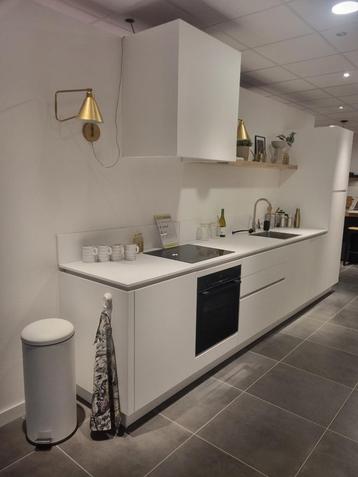 Showroom keuken Alpin Wit supermat beschikbaar voor biedingen