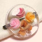 Vintage broche lucite roze oranje rozen jaren '40-'50, Met kristal, Overige materialen, 4 tot 7 cm, Gebruikt