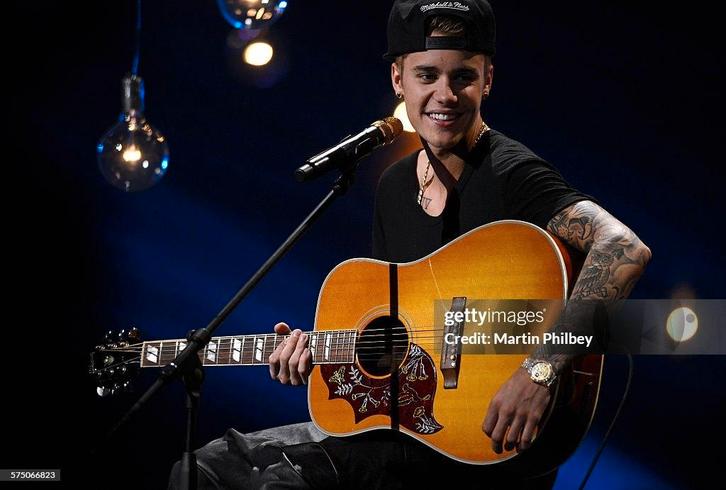 Gibson hummingbird 2014, Muziek en Instrumenten, Snaarinstrumenten | Gitaren | Akoestisch, Zo goed als nieuw, Western- of Steelstringgitaar