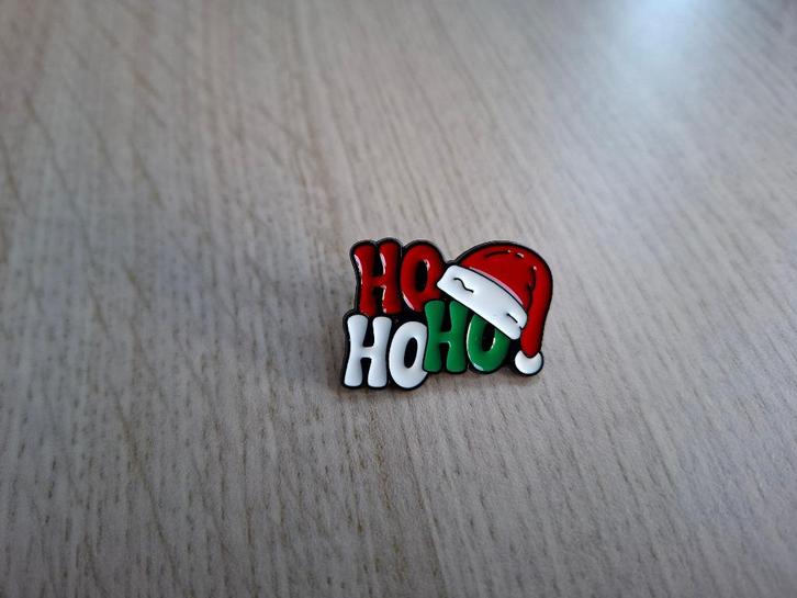 1 kerst pin met de tekst - HoHoHo - te koop, Verzamelen, Speldjes, Pins en Buttons, Nieuw, Speldje of Pin, Overige onderwerpen