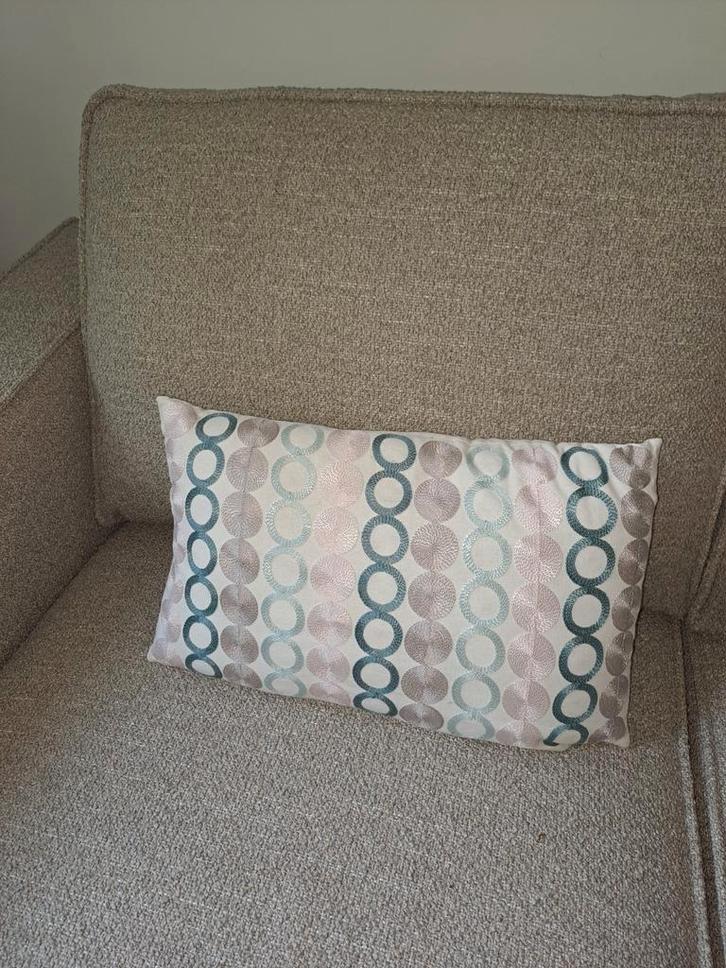Sierkussen  beige met sierstiksel 48 x 28 cm., Huis en Inrichting, Woonaccessoires | Kussens, Gebruikt, Beige, Rechthoekig, Ophalen of Verzenden