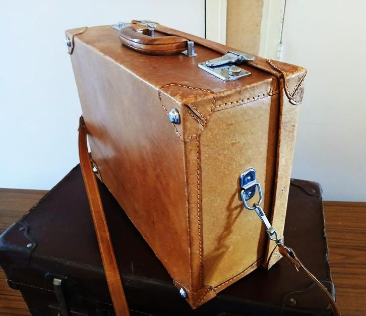 Vintage kleine koffer lichtbruin 36 x 27 cm met riem retro, Antiek en Kunst, Curiosa en Brocante, Ophalen of Verzenden