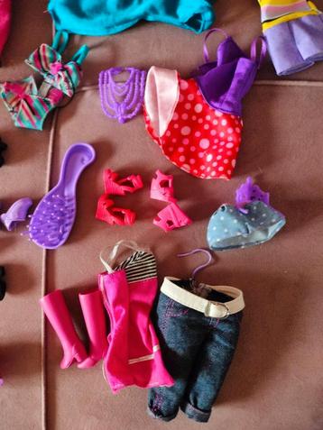Allerlei Barbie accessoires en kleding items  beschikbaar voor biedingen