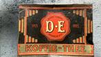 Mooie kleurrijke gebruikte en gebutste DE voorraad doos, Ophalen