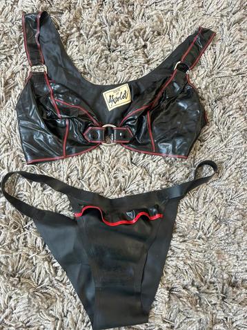 Latex BH en string maat L beschikbaar voor biedingen