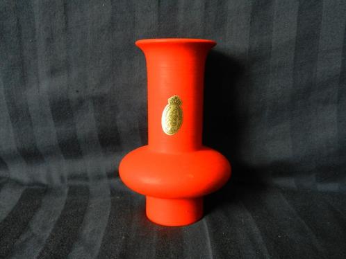 Geheel oranje geglazuurd vaasje door Modica uit Gouda h 14,2, Antiek en Kunst, Antiek | Keramiek en Aardewerk, Ophalen of Verzenden