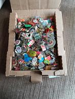 Doos vol diverse speldjes/pins, Verzamelen, Speldjes, Pins en Buttons, Ophalen of Verzenden, Gebruikt, Merk, Speldje of Pin