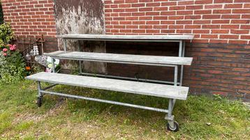 Robuuste etagère met zinken planken beschikbaar voor biedingen