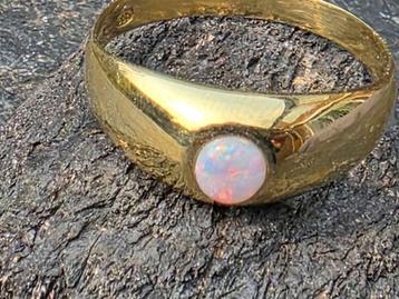 Gouden ring met opaal beschikbaar voor biedingen