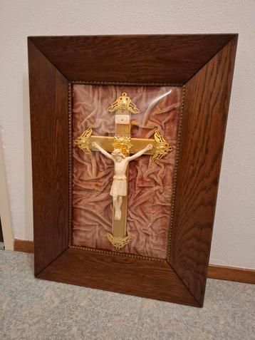 Groot kruisbeeld in schilderij met bolglas beschikbaar voor biedingen