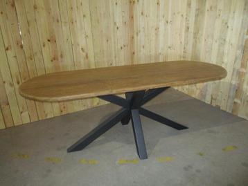 Eikenhouten eettafel op metalen spinnepoot. beschikbaar voor biedingen