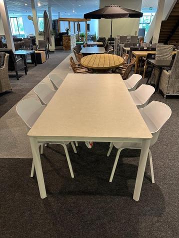 Moderne Keramieken Tuintafel met 6 Kunststof Kuipstoelen beschikbaar voor biedingen