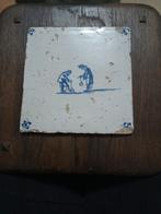 Oude tegel op eikenhouten paneeltje, Ophalen of Verzenden