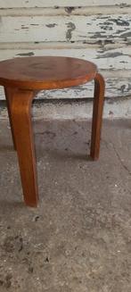 Heel oud krukje lijkt op hans bellman horgen,-glarus hocker, Huis en Inrichting, Krukjes, Ophalen of Verzenden, Gebruikt, Hout