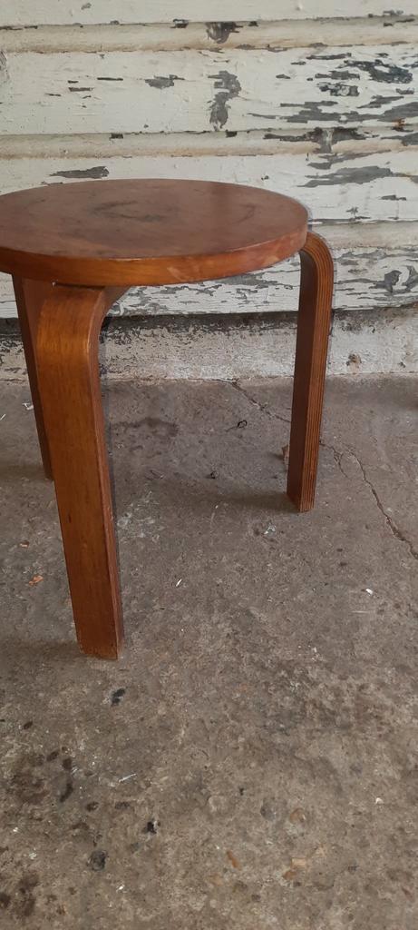 Heel oud krukje lijkt op hans bellman horgen,-glarus hocker, Huis en Inrichting, Krukjes, Gebruikt, Hout, Ophalen of Verzenden