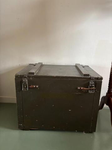Vintage groene houten kist – 62 x 47 x 43 cm – met vakverdel beschikbaar voor biedingen