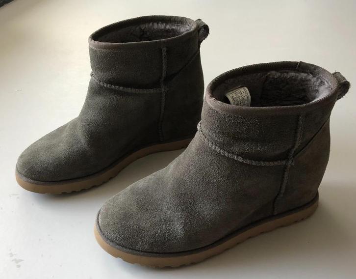 Ugg Classic Femme mini laarzen maat 41 (grijs/groen), Kleding | Dames, Schoenen, Zo goed als nieuw, Lage of Enkellaarzen, Grijs