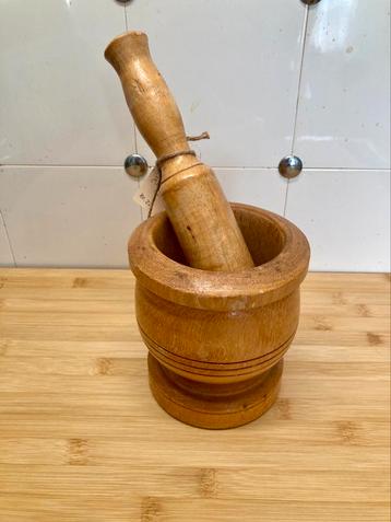Antieke houten vijzel met stamper in goede staat beschikbaar voor biedingen