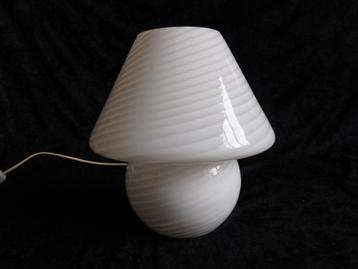 Prachtige glazen lamp in de vorm van een paddenstoel, wit me beschikbaar voor biedingen
