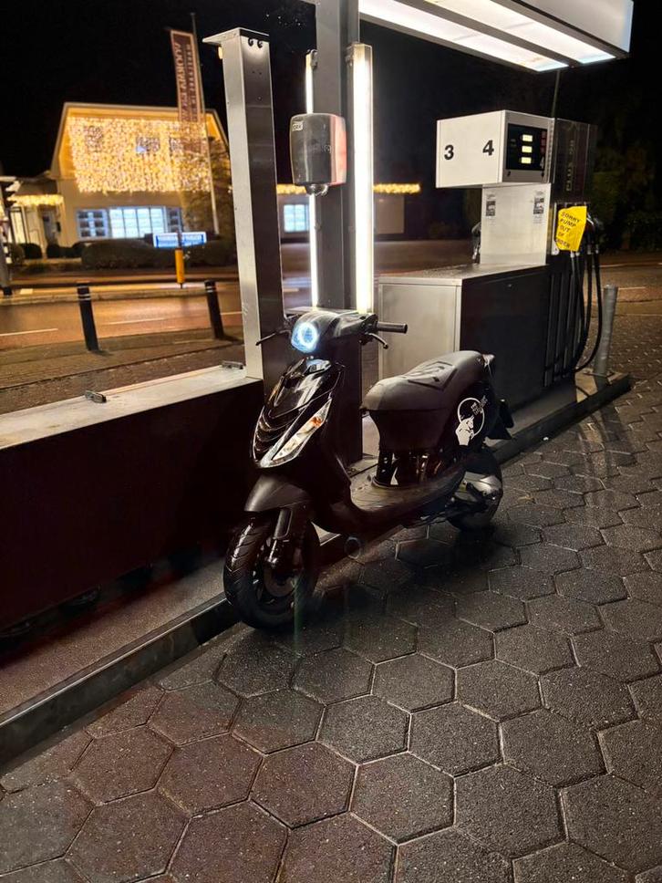 Nette piaggio zip 2t 70cc brom, Fietsen en Brommers, Scooters | Overige merken, Zo goed als nieuw, Tweetakt, Ophalen of Verzenden