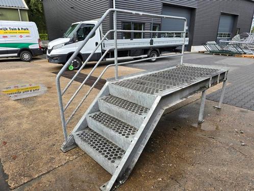 Stalen trap met bordes gegalv. Hoog 0,8 mtr. Nog068, Doe-het-zelf en Verbouw, Ladders en Trappen, Zo goed als nieuw, 2 tot 4 meter