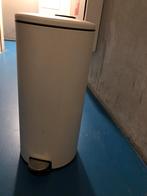Witte pedaalemmer 30 liter, Huis en Inrichting, Woonaccessoires | Prullenbakken, Ophalen of Verzenden, Zo goed als nieuw, 50 tot 75 cm