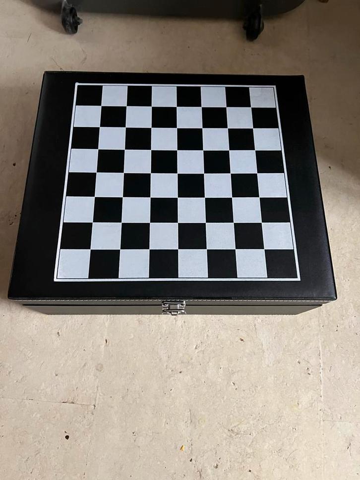 Wijncadeaubox met schaakspel, Hobby en Vrije tijd, Gezelschapsspellen | Bordspellen, Zo goed als nieuw, Een of twee spelers, Ophalen of Verzenden