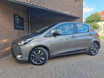Toyota Yaris 1.5 Hybrid Design Red Navigatie / Achteruitrijc beschikbaar voor biedingen