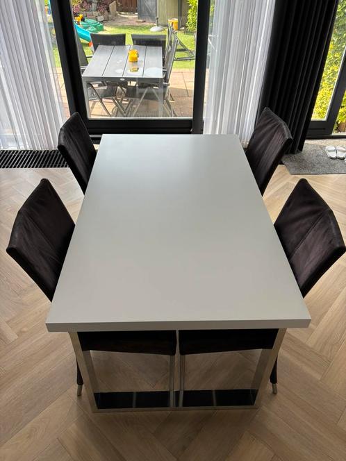 Eetkamerset witte tafel met zwarte stoelen, Huis en Inrichting, Complete eetkamers, Zo goed als nieuw, Ophalen