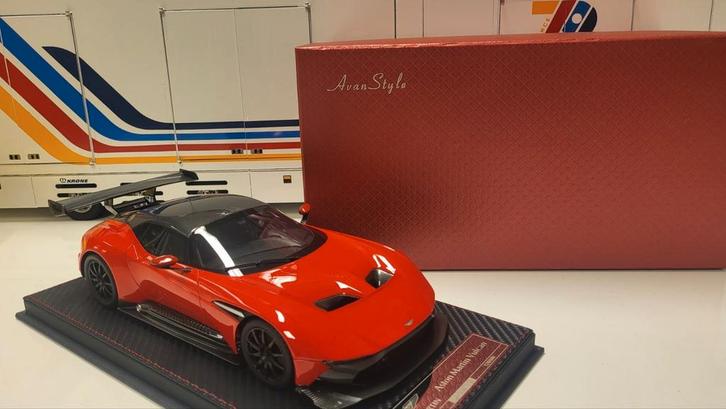 AvanStyle Aston Martin Vulcan Red, Hobby en Vrije tijd, Modelauto's | 1:18, Zo goed als nieuw, Auto, Overige merken, Ophalen of Verzenden