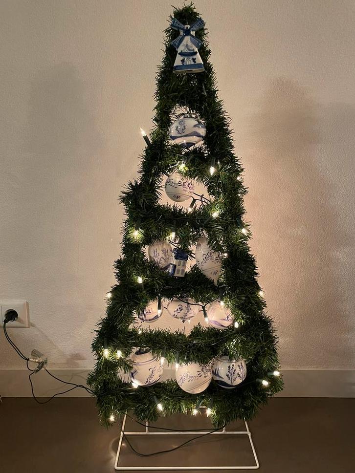 Kerstboom met delftstblauwe kerstballen en lampjes, Diversen, Kerst, Zo goed als nieuw, Ophalen