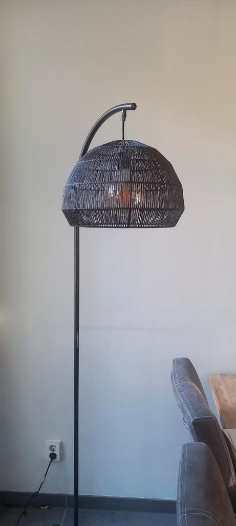 Leuke zwarte vloerlamp, Huis en Inrichting, Lampen | Vloerlampen, Zo goed als nieuw, Ophalen