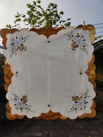 Vierkant kerst tafelkleedje, crème met goudkleurige rand beschikbaar voor biedingen