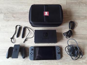 Nintendo Switch V2 Compleet in Goede Staat + Reiskoffer  beschikbaar voor biedingen