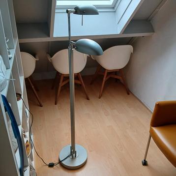 Verstelbare Leeslamp met Draaibare Kapjes beschikbaar voor biedingen