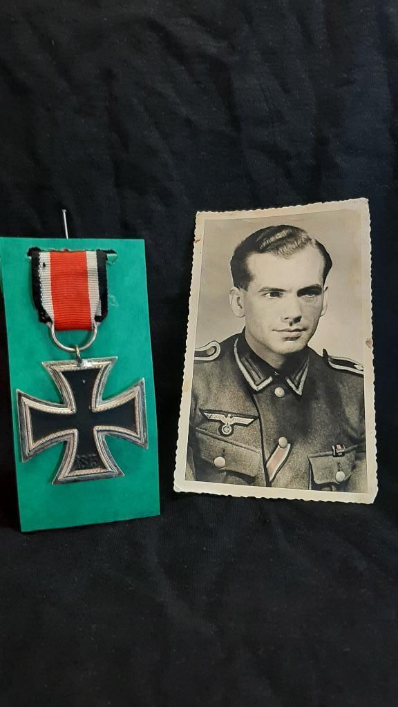 EK2 IJzeren kruis (Duitsland WW2) met foto en standaard, Verzamelen, Militaria | Tweede Wereldoorlog, Landmacht, Lintje, Medaille of Wings
