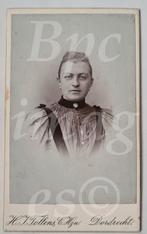 cdv vrouw plooijurk Dordrecht 1890/1900's, Verzamelen, Gebruikt, Verzenden, Foto, Voor 1940