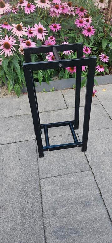  Stoer rek met mogelijkheden – haardhout, tafels en ideeën  beschikbaar voor biedingen