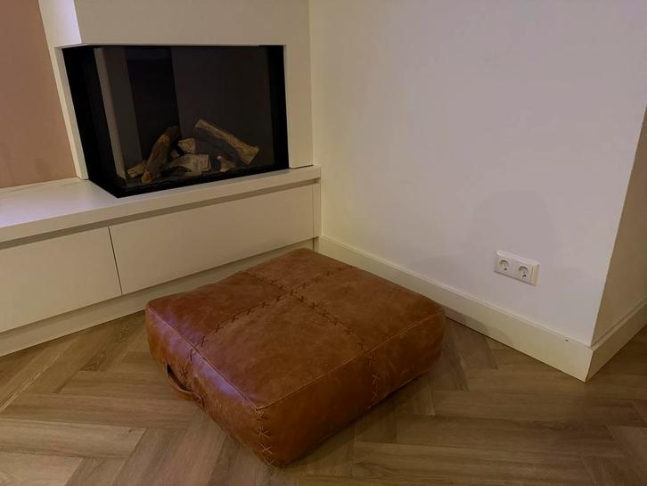 Cognac Lederen Poef met Sierstiksels, Huis en Inrichting, Banken | Voetenbanken en Poefen, Zo goed als nieuw, 75 tot 100 cm, Vierkant