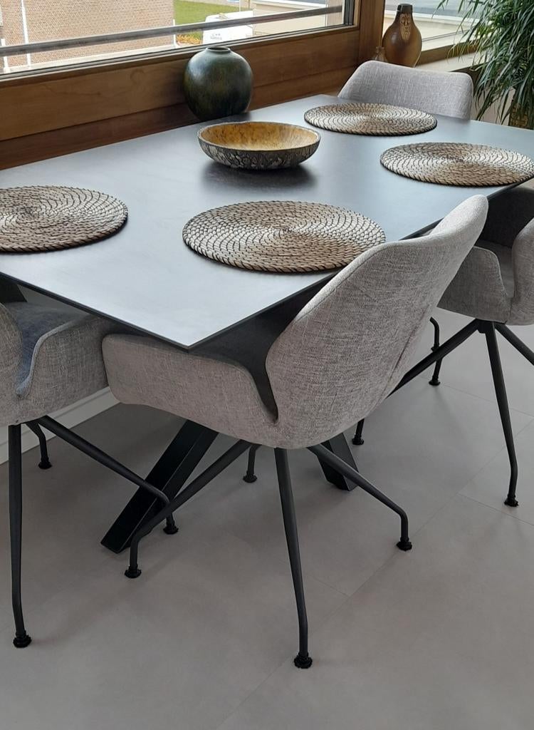 Hele mooie eettafel met zwart keramieken/composieten blad, Ophalen, Modern, industrieel, Nieuw, 50 tot 100 cm