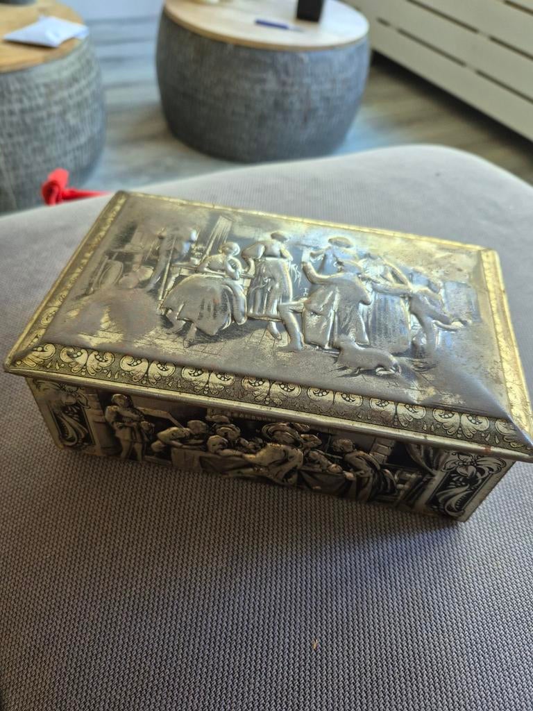 Vintage blikken doos met reliëf, antiek design, Verzamelen, Blikken, Ophalen of Verzenden