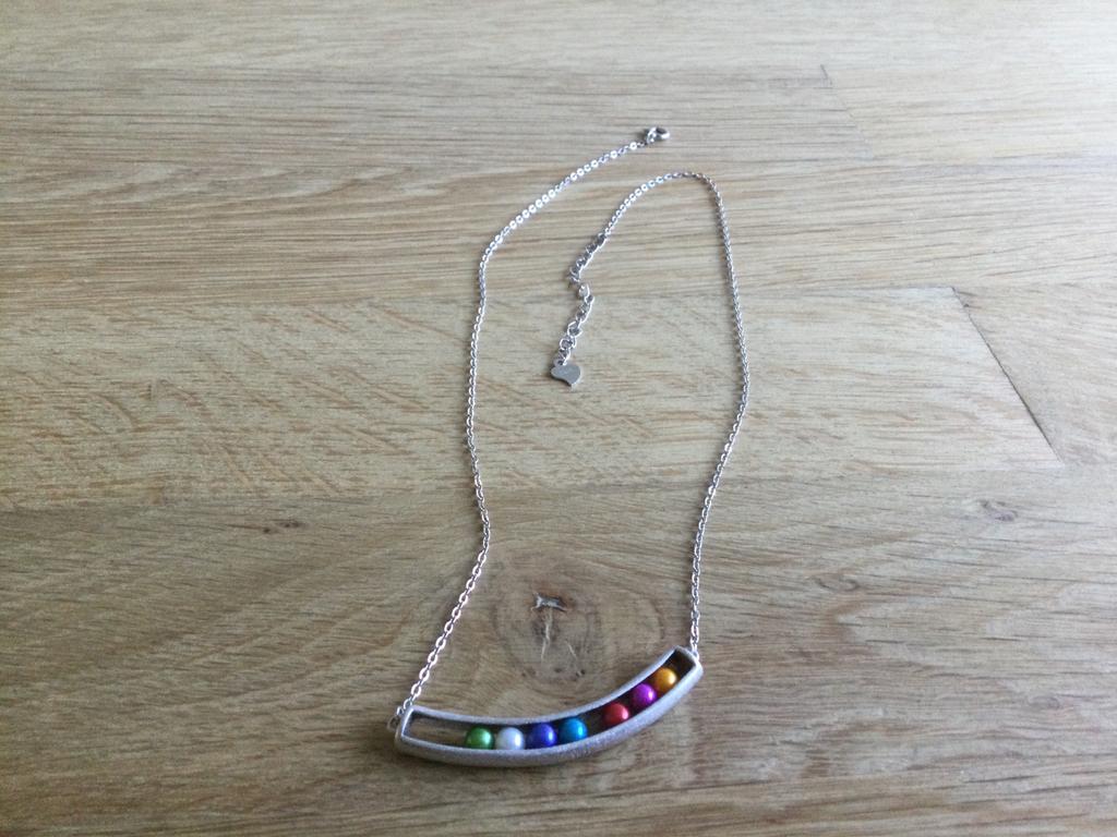 Zilveren fijne ketting met gekleurde bolletjes in houder., Ophalen of Verzenden, Zo goed als nieuw, Zilver