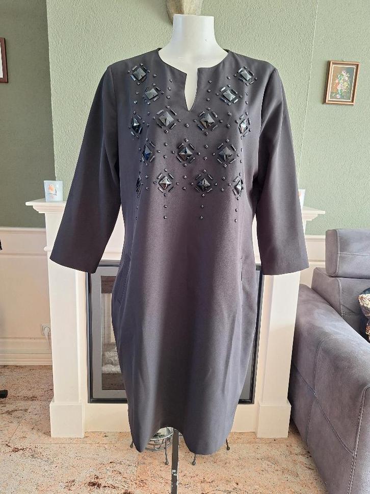 K-Design K Design zwarte met steentjes jurk XXL, Kleding | Dames, Jurken, Zo goed als nieuw, Maat 38/40 (M), Zwart, Knielengte