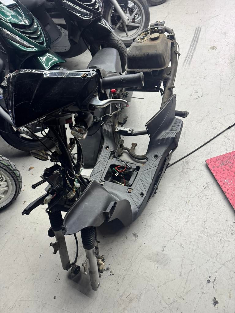 sym x pro frame geel kenteken, Fietsen en Brommers, Scooters | Kymco, Ophalen of Verzenden, Zo goed als nieuw, Benzine, Overige modellen