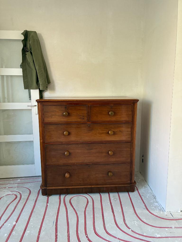 Antieke engelse ladekast met 5 laden, Ophalen, Gebruikt, 100 tot 150 cm, 5 laden of meer