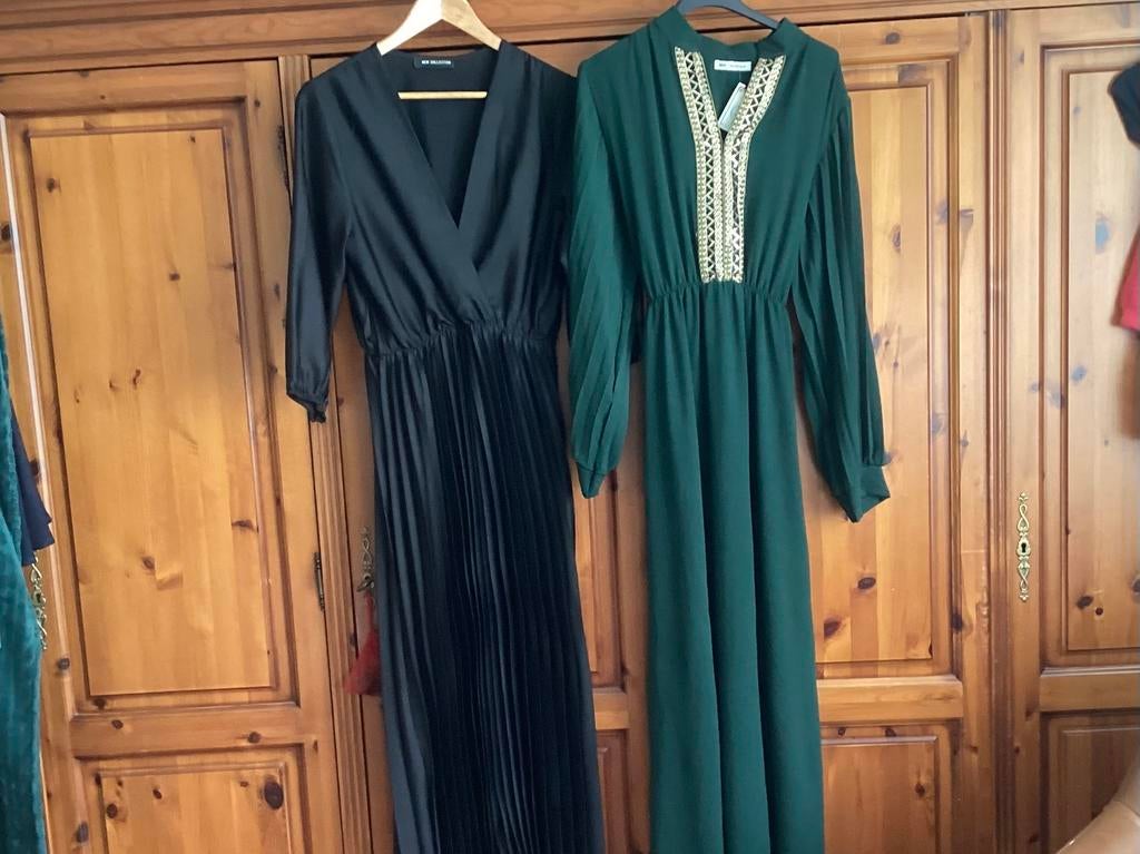 2 lange jurken, 1 zwart met plooien, 1 donkergroen, nieuw, Ophalen of Verzenden, Zo goed als nieuw, Zwart, Onder de knie