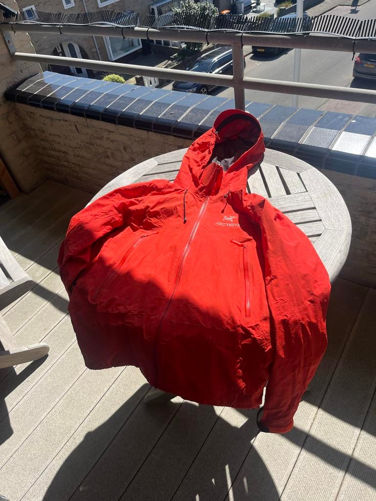 Arc'teryx jas Maat M, Ophalen of Verzenden, Gedragen, Maat 48/50 (M), Rood