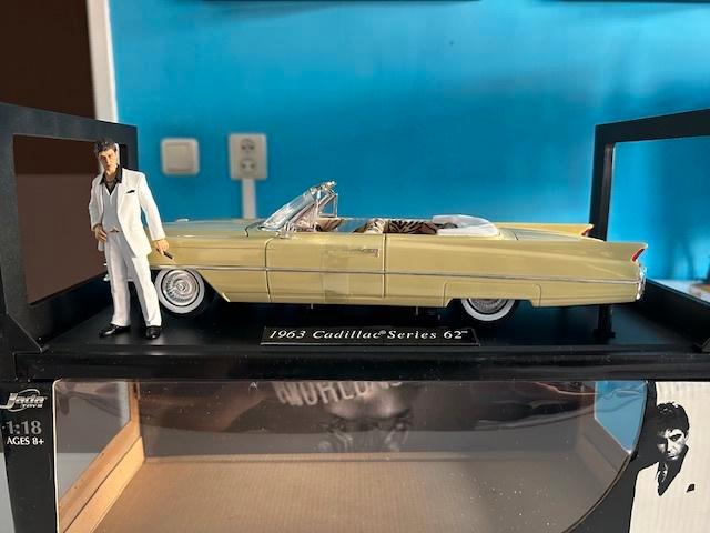 SCARFACE 1963 CADILLAC SERIES 62'' 1:18 JADA TOYS, Hobby en Vrije tijd, Modelauto's | 1:18, Zo goed als nieuw, Auto, Overige merken